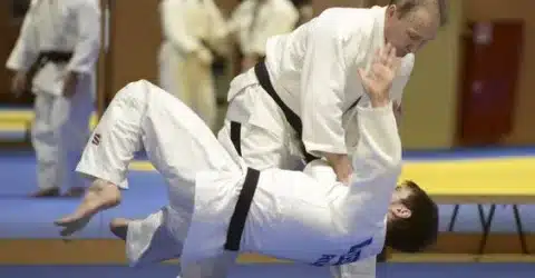 Adultos practicando Karate